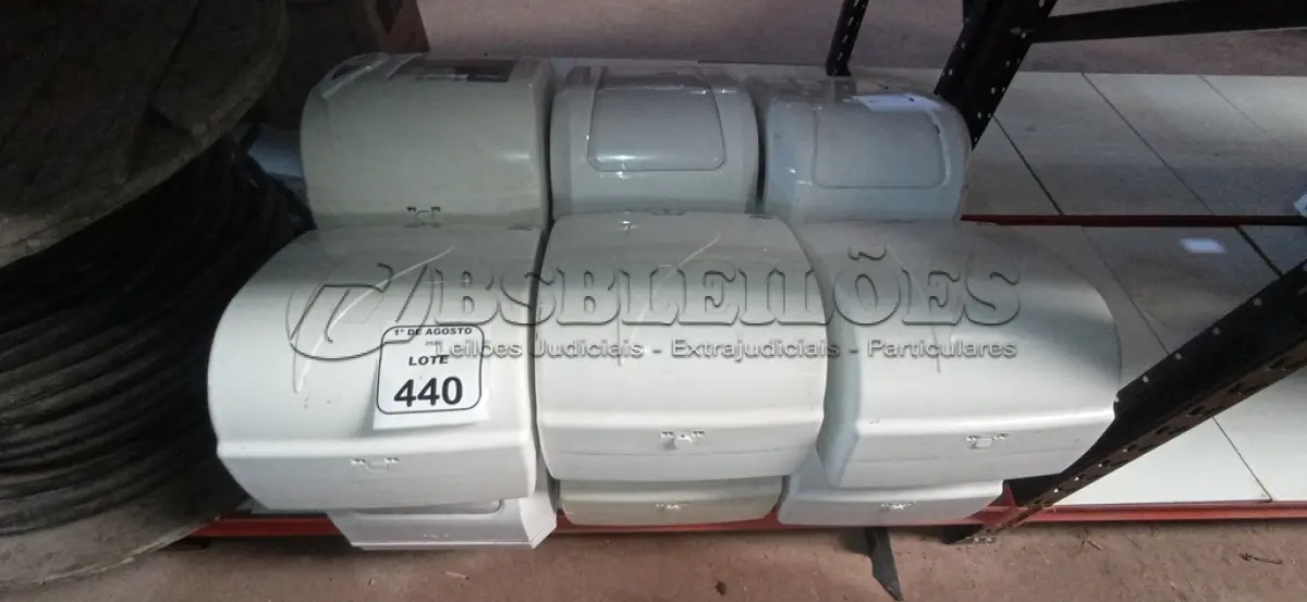 LOTE 440 - 12 DISPENSES DE PAPEL. (NO ESTADO) ATENÇÃO! FAZER A VISITAÇÃO ANTES DE ARREMATAR, NÃO SABEMOS SE FUNCIONA, LEILÃO NÃO TEM GARANTIA E NEM DEVOLUÇÃO, SUJEITO A POSSÍVEIS AVARIAS VISÍVEIS/OCULTAS E/OU AUSÊNCIA DE COMPONENTES.
