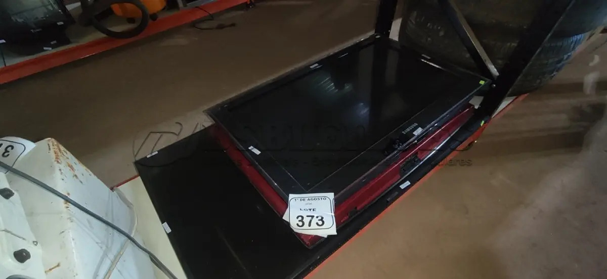 LOTE 373 - 03 TVS DE TAMANHOS E MARCAS DIVERSOS. (NO ESTADO) ATENÇÃO! FAZER A VISITAÇÃO ANTES DE ARREMATAR, NÃO SABEMOS SE FUNCIONA, LEILÃO NÃO TEM GARANTIA E NEM DEVOLUÇÃO, SUJEITO A POSSÍVEIS AVARIAS VISÍVEIS/OCULTAS E/OU AUSÊNCIA DE COMPONENTES.
