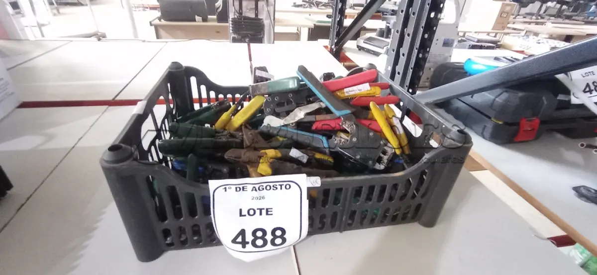 LOTE 488 - 01 CAIXA COM VÁRIOS ALICATES DE MARCAS E MODELOS DIVERSOS. (NO ESTADO) ATENÇÃO! FAZER A VISITAÇÃO ANTES DE ARREMATAR, NÃO SABEMOS SE FUNCIONA, LEILÃO NÃO TEM GARANTIA E NEM DEVOLUÇÃO, SUJEITO A POSSÍVEIS AVARIAS VISÍVEIS/OCULTAS E/OU AUSÊNCIA DE COMPONENTES.
