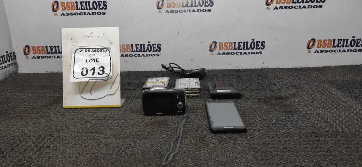 LOTE 013 - 01 CÂMERA FOTOGRÁFICA, 01 HD EXTERNO, 01 CELULAR E 06 HDS DE MARCAS E MODELOS DIVERSOS. (NO ESTADO) ATENÇÃO! FAZER A VISITAÇÃO ANTES DE ARREMATAR, NÃO SABEMOS SE FUNCIONA, LEILÃO NÃO TEM GARANTIA E NEM DEVOLUÇÃO, SUJEITO A POSSÍVEIS AVARIAS VISÍVEIS/OCULTAS E/OU AUSÊNCIA DE COMPONENTES.
