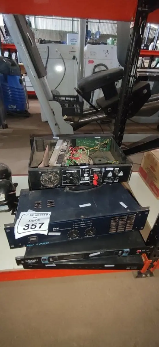 LOTE 357 - 02 RECEPTORES DE MICROFONE E 04 AMPLIFICADORES DE MARCAS E MODELOS DIVERSOS. (NO ESTADO) ATENÇÃO! FAZER A VISITAÇÃO ANTES DE ARREMATAR, NÃO SABEMOS SE FUNCIONA, LEILÃO NÃO TEM GARANTIA E NEM DEVOLUÇÃO, SUJEITO A POSSÍVEIS AVARIAS VISÍVEIS/OCULTAS E/OU AUSÊNCIA DE COMPONENTES.