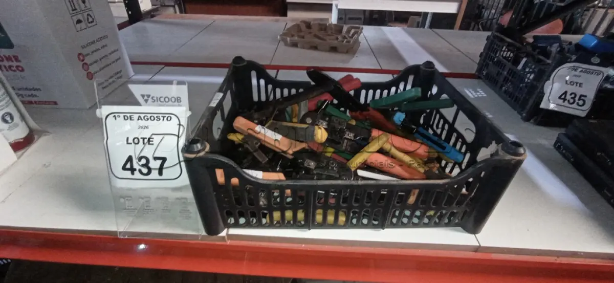 LOTE 437 - 01 CAIXA COM VÁRIOS ALICATES DE MARCAS E MODELOS DIVERSOS. (NO ESTADO) ATENÇÃO! FAZER A VISITAÇÃO ANTES DE ARREMATAR, NÃO SABEMOS SE FUNCIONA, LEILÃO NÃO TEM GARANTIA E NEM DEVOLUÇÃO, SUJEITO A POSSÍVEIS AVARIAS VISÍVEIS/OCULTAS E/OU AUSÊNCIA DE COMPONENTES.