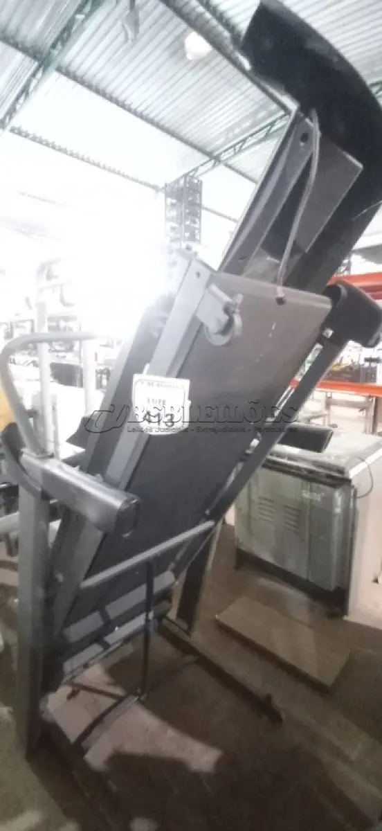 LOTE 413 - 01 ESTEIRA ERGOMÉTRICA. (NO ESTADO) ATENÇÃO! FAZER A VISITAÇÃO ANTES DE ARREMATAR, NÃO SABEMOS SE FUNCIONA, LEILÃO NÃO TEM GARANTIA E NEM DEVOLUÇÃO, SUJEITO A POSSÍVEIS AVARIAS VISÍVEIS/OCULTAS E/OU AUSÊNCIA DE COMPONENTES.