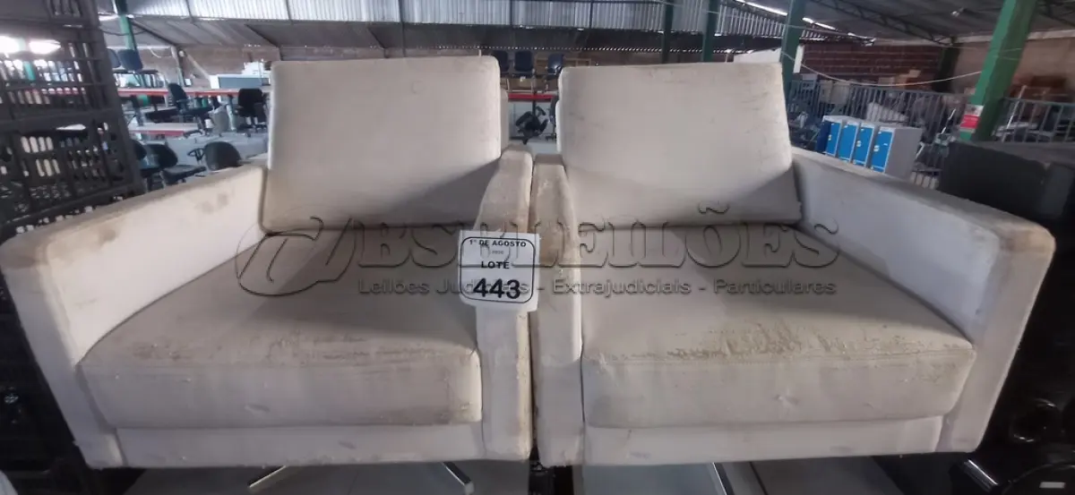 LOTE 443 - 02 POLTRONAS COM BASES GIRATÓRIAS NA COR BRANCA. (NO ESTADO) ATENÇÃO! FAZER A VISITAÇÃO ANTES DE ARREMATAR, NÃO SABEMOS SE FUNCIONA, LEILÃO NÃO TEM GARANTIA E NEM DEVOLUÇÃO, SUJEITO A POSSÍVEIS AVARIAS VISÍVEIS/OCULTAS E/OU AUSÊNCIA DE COMPONENTES.