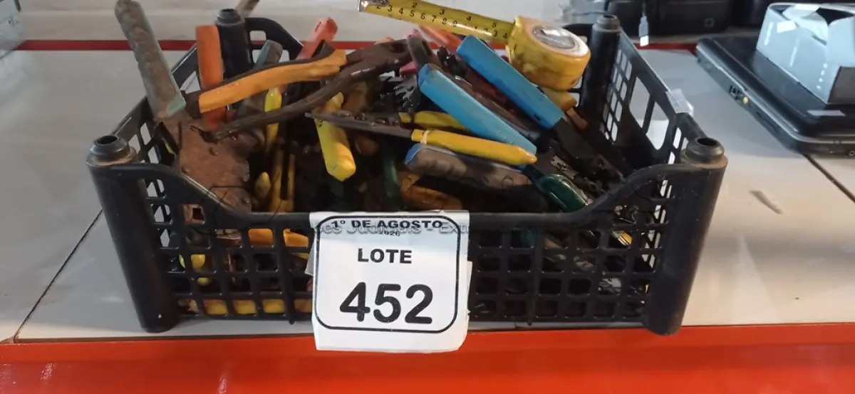 LOTE 452 - 01 CAIXA COM VÁRIOS ALICATES DE MARCAS E MODELOS DIVERSOS. (NO ESTADO) ATENÇÃO! FAZER A VISITAÇÃO ANTES DE ARREMATAR, NÃO SABEMOS SE FUNCIONA, LEILÃO NÃO TEM GARANTIA E NEM DEVOLUÇÃO, SUJEITO A POSSÍVEIS AVARIAS VISÍVEIS/OCULTAS E/OU AUSÊNCIA DE COMPONENTES.
