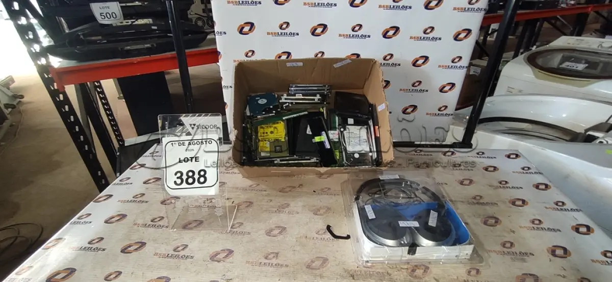 LOTE 388 - 01 HEADPHONE E VÁRIOS HDS E MEMÓRIAS DE MARCAS E MODELOS DIVERSOS. (NO ESTADO) ATENÇÃO! FAZER A VISITAÇÃO ANTES DE ARREMATAR, NÃO SABEMOS SE FUNCIONA, LEILÃO NÃO TEM GARANTIA E NEM DEVOLUÇÃO, SUJEITO A POSSÍVEIS AVARIAS VISÍVEIS/OCULTAS E/OU AUSÊNCIA DE COMPONENTES.