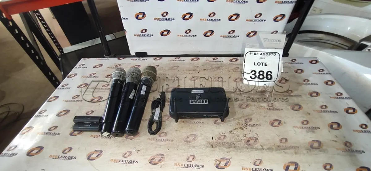 LOTE 386 - 03 MICROFONES E 01 RECEPTOR. (NO ESTADO) ATENÇÃO! FAZER A VISITAÇÃO ANTES DE ARREMATAR, NÃO SABEMOS SE FUNCIONA, LEILÃO NÃO TEM GARANTIA E NEM DEVOLUÇÃO, SUJEITO A POSSÍVEIS AVARIAS VISÍVEIS/OCULTAS E/OU AUSÊNCIA DE COMPONENTES.