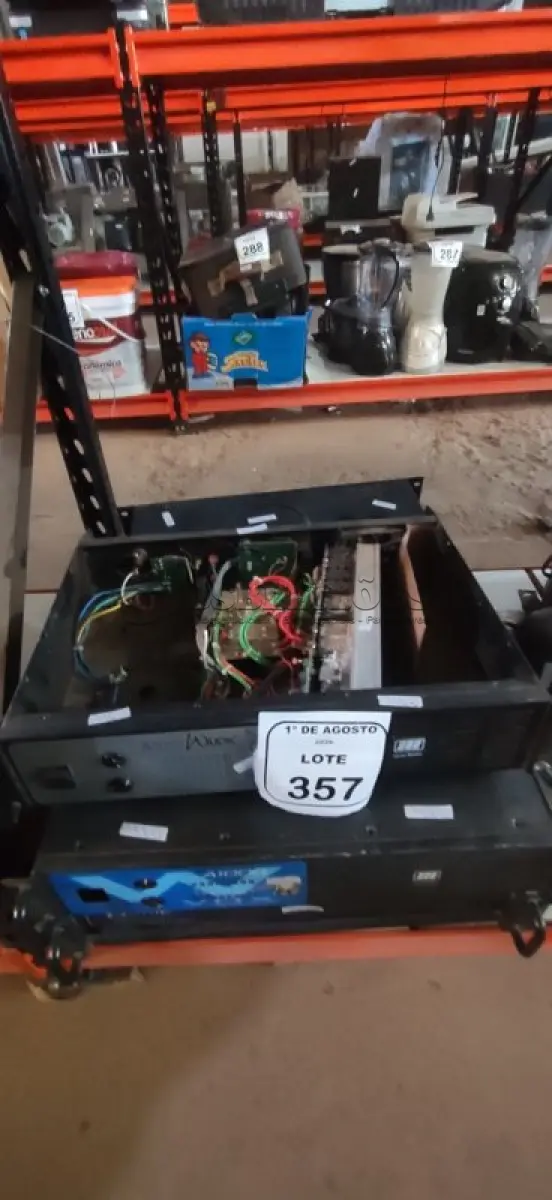 LOTE 357 - 02 RECEPTORES DE MICROFONE E 04 AMPLIFICADORES DE MARCAS E MODELOS DIVERSOS. (NO ESTADO) ATENÇÃO! FAZER A VISITAÇÃO ANTES DE ARREMATAR, NÃO SABEMOS SE FUNCIONA, LEILÃO NÃO TEM GARANTIA E NEM DEVOLUÇÃO, SUJEITO A POSSÍVEIS AVARIAS VISÍVEIS/OCULTAS E/OU AUSÊNCIA DE COMPONENTES.