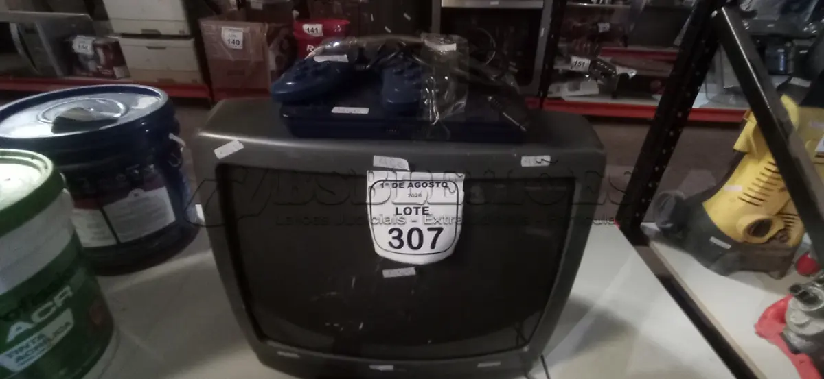 LOTE 307 - 01 TV DE TUBO MARCA SANYO E 01 VÍDEO GAME MARCA MASTER SYSTEM COM 02 CONTROLES. (NO ESTADO) ATENÇÃO! FAZER A VISITAÇÃO ANTES DE ARREMATAR, NÃO SABEMOS SE FUNCIONA, LEILÃO NÃO TEM GARANTIA E NEM DEVOLUÇÃO, SUJEITO A POSSÍVEIS AVARIAS VISÍVEIS/OCULTAS E/OU AUSÊNCIA DE COMPONENTES.