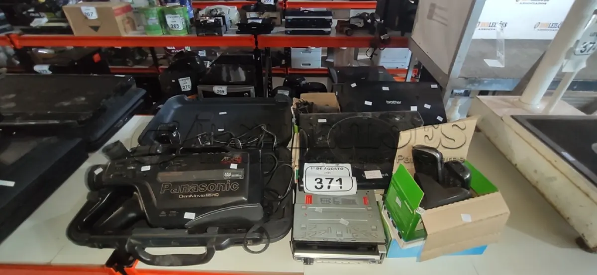 LOTE 371 - 01 FILMADORA MODELO OMNIMOVIE VHS COM MALETA E ACESSÓRIOS MARCA PANASONIC, 01 COOLER PARA NOTEBOOK, 01 SUPORTE PARA TV, 01 SCANNER MODELO ADS 2000 MARCA BROTHER, 01 APARELHO DE SOM AUTOMOTIVO E 03 APARELHOS DE TELEFONE. (NO ESTADO) ATENÇÃO! FAZER A VISITAÇÃO ANTES DE ARREMATAR, NÃO SABEMOS SE FUNCIONA, LEILÃO NÃO TEM GARANTIA E NEM DEVOLUÇÃO, SUJEITO A POSSÍVEIS AVARIAS VISÍVEIS/OCULTAS E/OU AUSÊNCIA DE COMPONENTES.