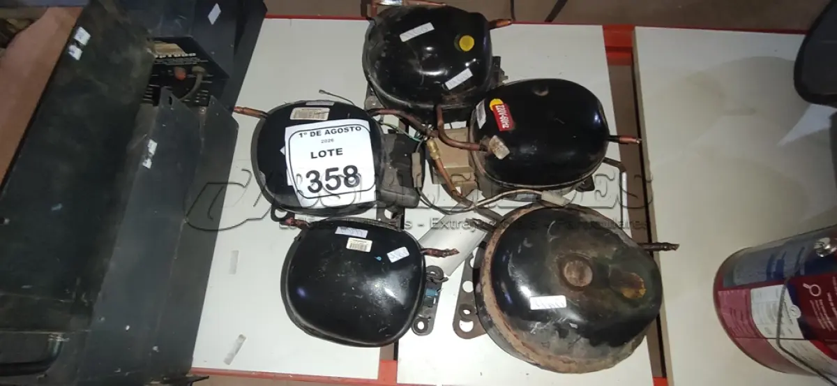 LOTE 358 - 05 MOTORES DE GELADEIRA DE MARCAS E MODELOS DIVERSOS. (NO ESTADO) ATENÇÃO! FAZER A VISITAÇÃO ANTES DE ARREMATAR, NÃO SABEMOS SE FUNCIONA, LEILÃO NÃO TEM GARANTIA E NEM DEVOLUÇÃO, SUJEITO A POSSÍVEIS AVARIAS VISÍVEIS/OCULTAS E/OU AUSÊNCIA DE COMPONENTES.