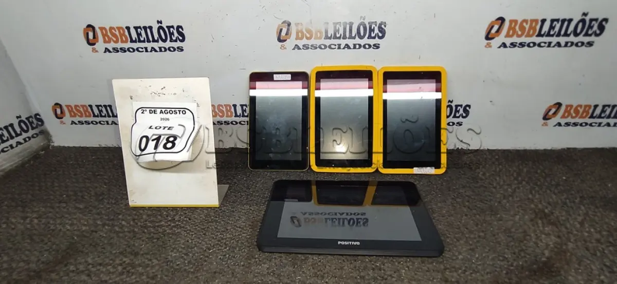 LOTE 018 - 04 TABLETS DE MARCAS E MODELOS DIVERSOS SEM FONTE. (NO ESTADO) ATENÇÃO! FAZER A VISITAÇÃO ANTES DE ARREMATAR, NÃO SABEMOS SE FUNCIONA, LEILÃO NÃO TEM GARANTIA E NEM DEVOLUÇÃO, SUJEITO A POSSÍVEIS AVARIAS VISÍVEIS/OCULTAS E/OU AUSÊNCIA DE COMPONENTES.
