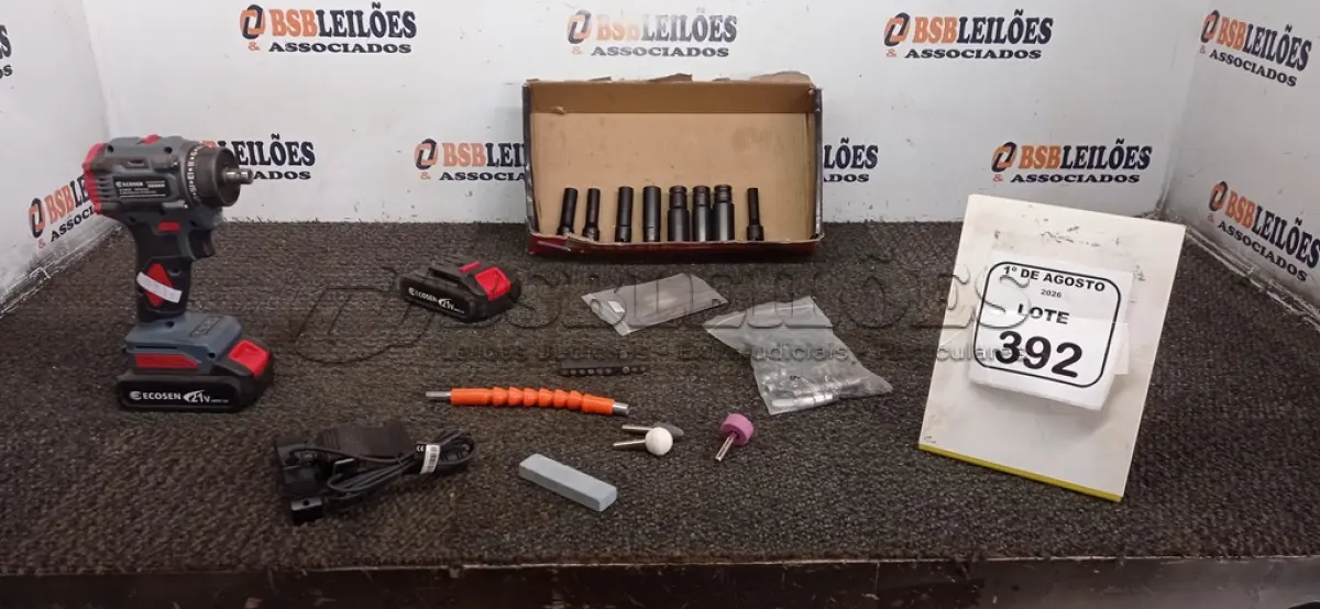 LOTE 392 - 01 PARAFUSADEIRA A BATERIA COM ACESSÓRIOS. (NO ESTADO) ATENÇÃO! FAZER A VISITAÇÃO ANTES DE ARREMATAR, NÃO SABEMOS SE FUNCIONA, LEILÃO NÃO TEM GARANTIA E NEM DEVOLUÇÃO, SUJEITO A POSSÍVEIS AVARIAS VISÍVEIS/OCULTAS E/OU AUSÊNCIA DE COMPONENTES.