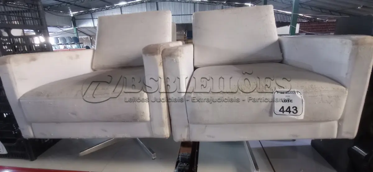 LOTE 443 - 02 POLTRONAS COM BASES GIRATÓRIAS NA COR BRANCA. (NO ESTADO) ATENÇÃO! FAZER A VISITAÇÃO ANTES DE ARREMATAR, NÃO SABEMOS SE FUNCIONA, LEILÃO NÃO TEM GARANTIA E NEM DEVOLUÇÃO, SUJEITO A POSSÍVEIS AVARIAS VISÍVEIS/OCULTAS E/OU AUSÊNCIA DE COMPONENTES.