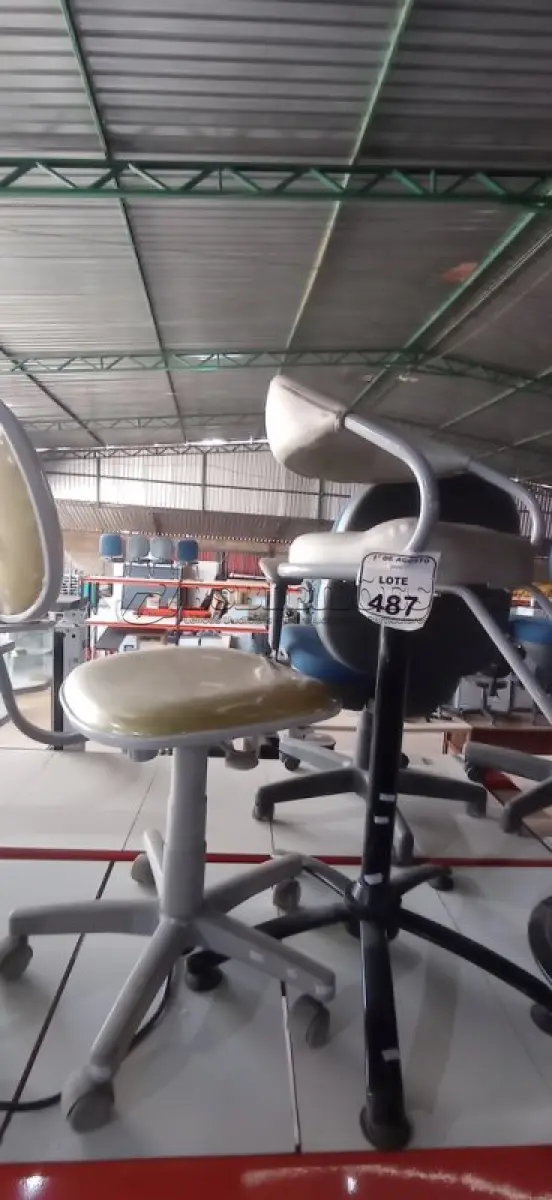 LOTE 487 - 01 CADEIRA INFANTIL PARA BARBEIROS E 01 CADEIRA DE ESCRITÓRIO. (NO ESTADO) ATENÇÃO! FAZER A VISITAÇÃO ANTES DE ARREMATAR, NÃO SABEMOS SE FUNCIONA, LEILÃO NÃO TEM GARANTIA E NEM DEVOLUÇÃO, SUJEITO A POSSÍVEIS AVARIAS VISÍVEIS/OCULTAS E/OU AUSÊNCIA DE COMPONENTES.