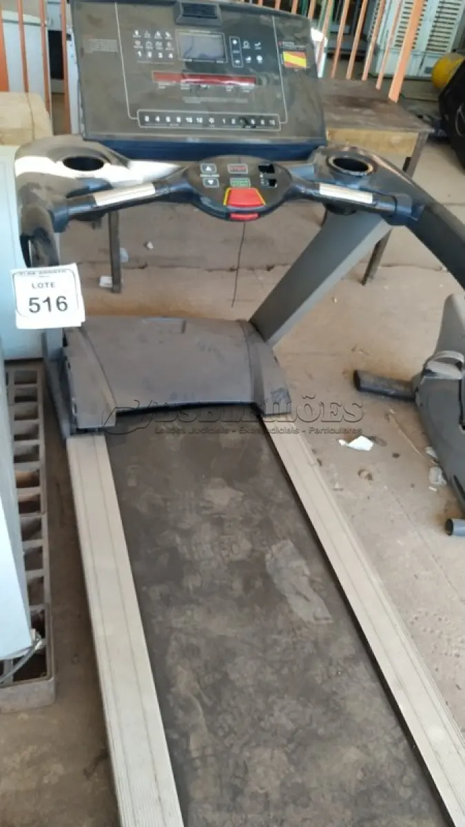 LOTE 516 - 01 ESTEIRA ERGOMÉTRICA. (NO ESTADO) ATENÇÃO! FAZER A VISITAÇÃO ANTES DE ARREMATAR, NÃO SABEMOS SE FUNCIONA, LEILÃO NÃO TEM GARANTIA E NEM DEVOLUÇÃO, SUJEITO A POSSÍVEIS AVARIAS VISÍVEIS/OCULTAS E/OU AUSÊNCIA DE COMPONENTES.