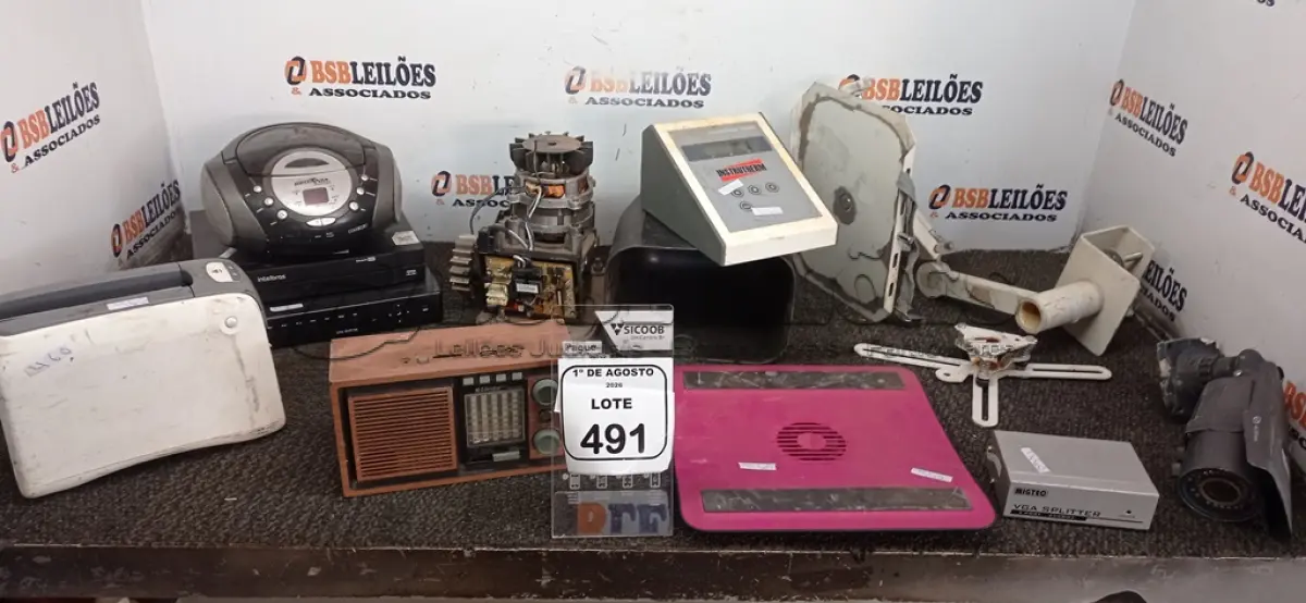 LOTE 491 - 02 DVR, 02 RÁDIOS PORTÁTEIS, 01 MOTOR DE PORTÃO ELÉTRICO, 0 1VGA SPLITER E SUPORTES E ELETRÔNICOS DIVERSOS. (NO ESTADO) ATENÇÃO! FAZER A VISITAÇÃO ANTES DE ARREMATAR, NÃO SABEMOS SE FUNCIONA, LEILÃO NÃO TEM GARANTIA E NEM DEVOLUÇÃO, SUJEITO A POSSÍVEIS AVARIAS VISÍVEIS/OCULTAS E/OU AUSÊNCIA DE COMPONENTES.
