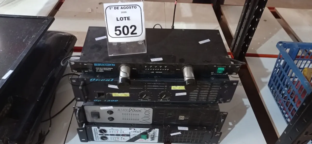 LOTE 502 - 04 AMPLIFICADORES PROFISSIONAIS E 01 MIXER DE ÁUDIO. (NO ESTADO) ATENÇÃO! FAZER A VISITAÇÃO ANTES DE ARREMATAR, NÃO SABEMOS SE FUNCIONA, LEILÃO NÃO TEM GARANTIA E NEM DEVOLUÇÃO, SUJEITO A POSSÍVEIS AVARIAS VISÍVEIS/OCULTAS E/OU AUSÊNCIA DE COMPONENTES.