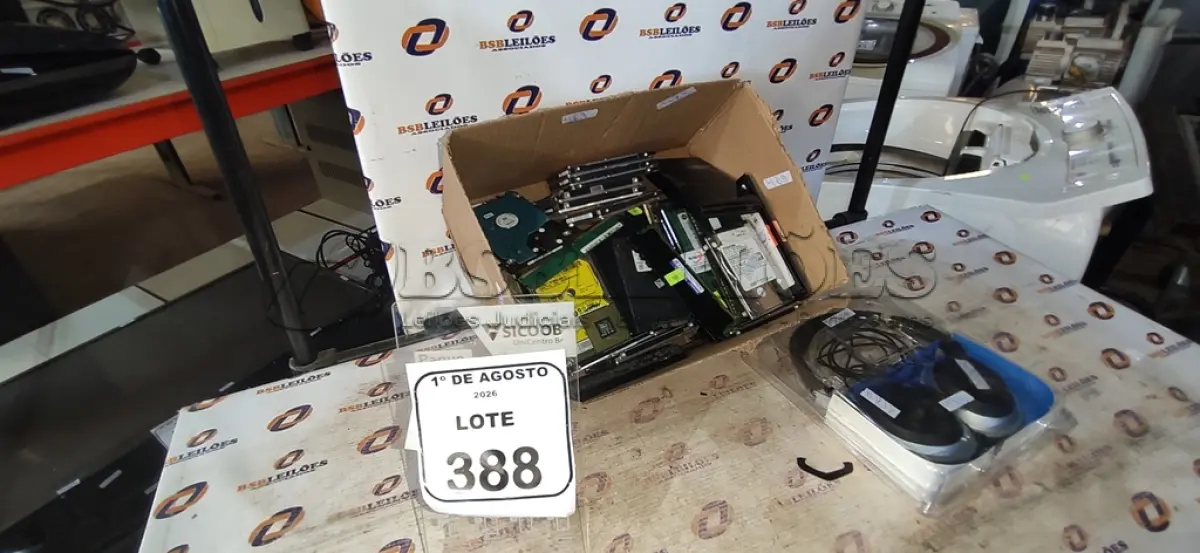 LOTE 388 - 01 HEADPHONE E VÁRIOS HDS E MEMÓRIAS DE MARCAS E MODELOS DIVERSOS. (NO ESTADO) ATENÇÃO! FAZER A VISITAÇÃO ANTES DE ARREMATAR, NÃO SABEMOS SE FUNCIONA, LEILÃO NÃO TEM GARANTIA E NEM DEVOLUÇÃO, SUJEITO A POSSÍVEIS AVARIAS VISÍVEIS/OCULTAS E/OU AUSÊNCIA DE COMPONENTES.