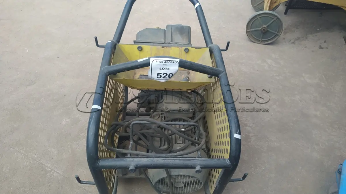 LOTE 520 - 01 LAVADORA DE ALTA PRESSÃO INDUSTRIAL MODELO HD 10/25 MAXI MARCA KARCHER. (NO ESTADO) ATENÇÃO! FAZER A VISITAÇÃO ANTES DE ARREMATAR, NÃO SABEMOS SE FUNCIONA, LEILÃO NÃO TEM GARANTIA E NEM DEVOLUÇÃO, SUJEITO A POSSÍVEIS AVARIAS VISÍVEIS/OCULTAS E/OU AUSÊNCIA DE COMPONENTES.