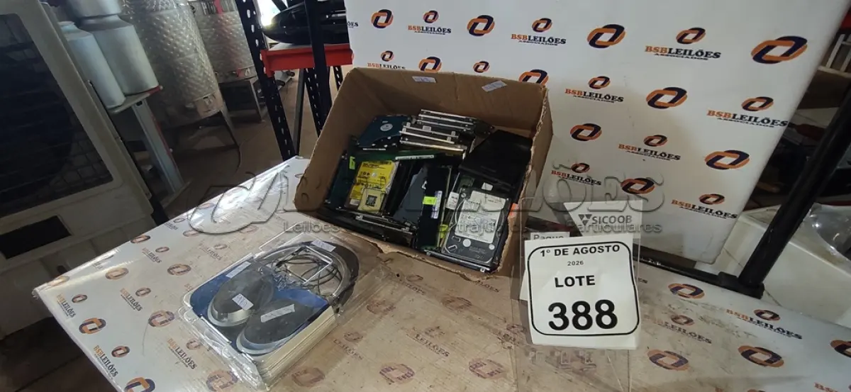 LOTE 388 - 01 HEADPHONE E VÁRIOS HDS E MEMÓRIAS DE MARCAS E MODELOS DIVERSOS. (NO ESTADO) ATENÇÃO! FAZER A VISITAÇÃO ANTES DE ARREMATAR, NÃO SABEMOS SE FUNCIONA, LEILÃO NÃO TEM GARANTIA E NEM DEVOLUÇÃO, SUJEITO A POSSÍVEIS AVARIAS VISÍVEIS/OCULTAS E/OU AUSÊNCIA DE COMPONENTES.