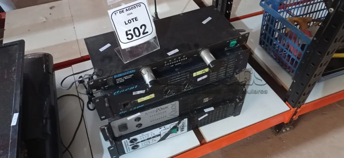 LOTE 502 - 04 AMPLIFICADORES PROFISSIONAIS E 01 MIXER DE ÁUDIO. (NO ESTADO) ATENÇÃO! FAZER A VISITAÇÃO ANTES DE ARREMATAR, NÃO SABEMOS SE FUNCIONA, LEILÃO NÃO TEM GARANTIA E NEM DEVOLUÇÃO, SUJEITO A POSSÍVEIS AVARIAS VISÍVEIS/OCULTAS E/OU AUSÊNCIA DE COMPONENTES.