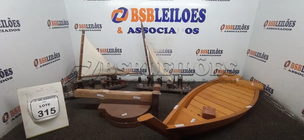 LOTE 315 - 03 BARCOS DECORATIVOS EM MADEIRA. (NO ESTADO) ATENÇÃO! FAZER A VISITAÇÃO ANTES DE ARREMATAR, NÃO SABEMOS SE FUNCIONA, LEILÃO NÃO TEM GARANTIA E NEM DEVOLUÇÃO, SUJEITO A POSSÍVEIS AVARIAS VISÍVEIS/OCULTAS E/OU AUSÊNCIA DE COMPONENTES.