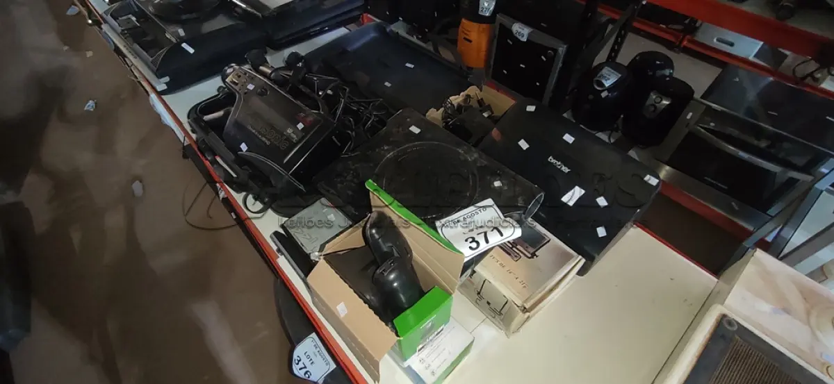 LOTE 371 - 01 FILMADORA MODELO OMNIMOVIE VHS COM MALETA E ACESSÓRIOS MARCA PANASONIC, 01 COOLER PARA NOTEBOOK, 01 SUPORTE PARA TV, 01 SCANNER MODELO ADS 2000 MARCA BROTHER, 01 APARELHO DE SOM AUTOMOTIVO E 03 APARELHOS DE TELEFONE. (NO ESTADO) ATENÇÃO! FAZER A VISITAÇÃO ANTES DE ARREMATAR, NÃO SABEMOS SE FUNCIONA, LEILÃO NÃO TEM GARANTIA E NEM DEVOLUÇÃO, SUJEITO A POSSÍVEIS AVARIAS VISÍVEIS/OCULTAS E/OU AUSÊNCIA DE COMPONENTES.