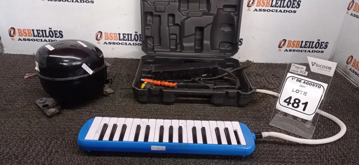 LOTE 481 - 01 MOTOR DE GELADEIRA, 01ESCALETE DE 32 NOTAS E 01 CAIXA DE FERRAMENTAS COM RÉGUA ELÉTRICA E CHAVE. (NO ESTADO) ATENÇÃO! FAZER A VISITAÇÃO ANTES DE ARREMATAR, NÃO SABEMOS SE FUNCIONA, LEILÃO NÃO TEM GARANTIA E NEM DEVOLUÇÃO, SUJEITO A POSSÍVEIS AVARIAS VISÍVEIS/OCULTAS E/OU AUSÊNCIA DE COMPONENTES.