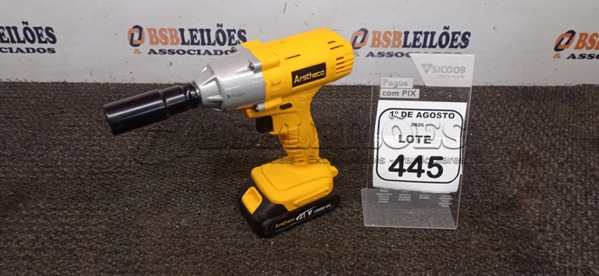 LOTE 445 - 01 CHAVE DE IMPACTO A BATERIA 21V MARCA ARSTHECO. (NO ESTADO) ATENÇÃO! FAZER A VISITAÇÃO ANTES DE ARREMATAR, NÃO SABEMOS SE FUNCIONA, LEILÃO NÃO TEM GARANTIA E NEM DEVOLUÇÃO, SUJEITO A POSSÍVEIS AVARIAS VISÍVEIS/OCULTAS E/OU AUSÊNCIA DE COMPONENTES.