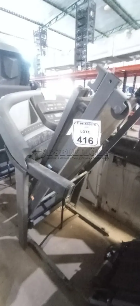 LOTE 416 - 01 ESTEIRA ERGOMÉTRICA. (NO ESTADO) ATENÇÃO! FAZER A VISITAÇÃO ANTES DE ARREMATAR, NÃO SABEMOS SE FUNCIONA, LEILÃO NÃO TEM GARANTIA E NEM DEVOLUÇÃO, SUJEITO A POSSÍVEIS AVARIAS VISÍVEIS/OCULTAS E/OU AUSÊNCIA DE COMPONENTES.