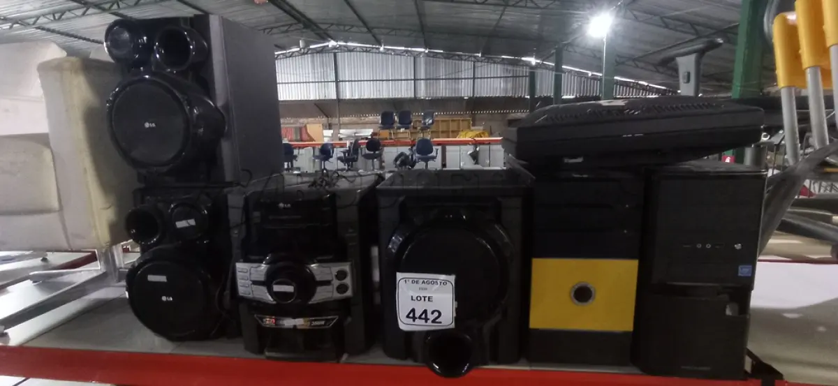 LOTE 442 - 01 APARELHO DE SOM COM 03 CAIXAS MARCA LG, 02 CPUS E 02 MONITORES DE MARCAS E MODELOS DIVERSOS. (NO ESTADO) ATENÇÃO! FAZER A VISITAÇÃO ANTES DE ARREMATAR, NÃO SABEMOS SE FUNCIONA, LEILÃO NÃO TEM GARANTIA E NEM DEVOLUÇÃO, SUJEITO A POSSÍVEIS AVARIAS VISÍVEIS/OCULTAS E/OU AUSÊNCIA DE COMPONENTES.