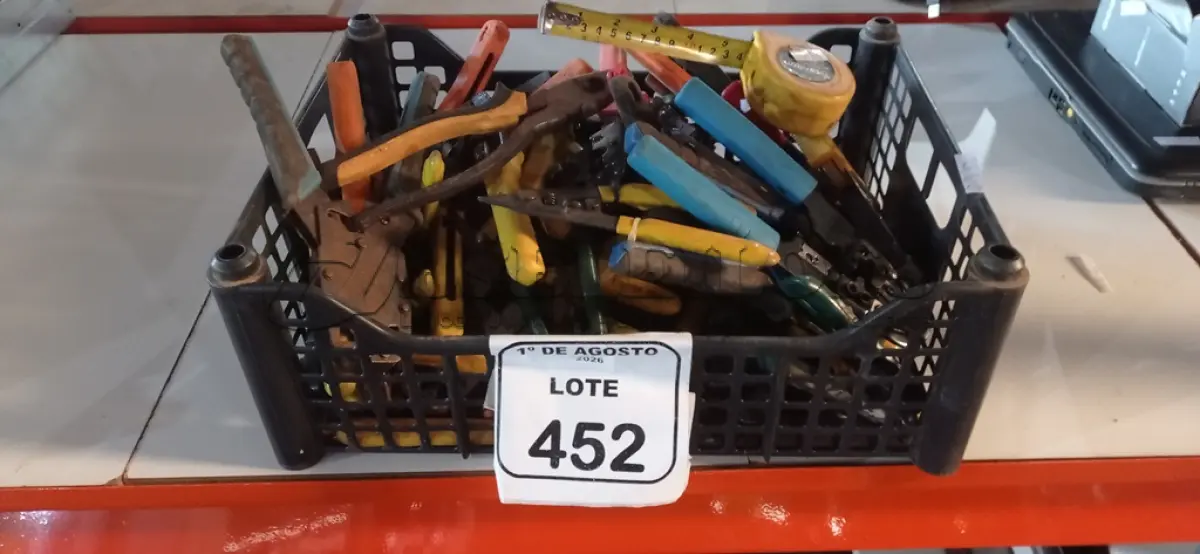 LOTE 452 - 01 CAIXA COM VÁRIOS ALICATES DE MARCAS E MODELOS DIVERSOS. (NO ESTADO) ATENÇÃO! FAZER A VISITAÇÃO ANTES DE ARREMATAR, NÃO SABEMOS SE FUNCIONA, LEILÃO NÃO TEM GARANTIA E NEM DEVOLUÇÃO, SUJEITO A POSSÍVEIS AVARIAS VISÍVEIS/OCULTAS E/OU AUSÊNCIA DE COMPONENTES.