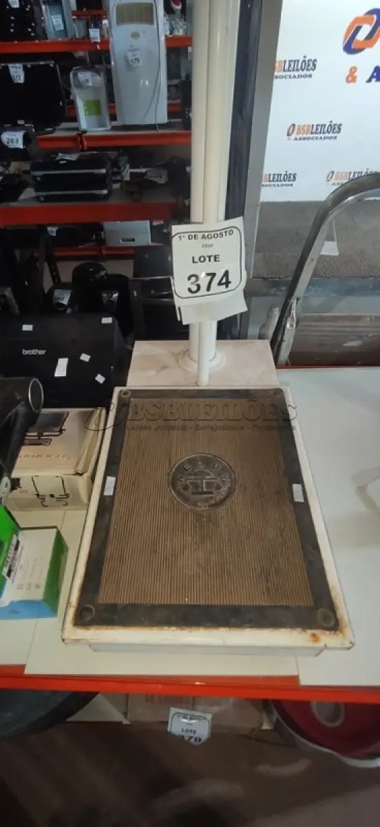 LOTE 374 - 01 BALANÇA ANTROPOMÉTRICA MARCA WELMY. (NO ESTADO) ATENÇÃO! FAZER A VISITAÇÃO ANTES DE ARREMATAR, NÃO SABEMOS SE FUNCIONA, LEILÃO NÃO TEM GARANTIA E NEM DEVOLUÇÃO, SUJEITO A POSSÍVEIS AVARIAS VISÍVEIS/OCULTAS E/OU AUSÊNCIA DE COMPONENTES.