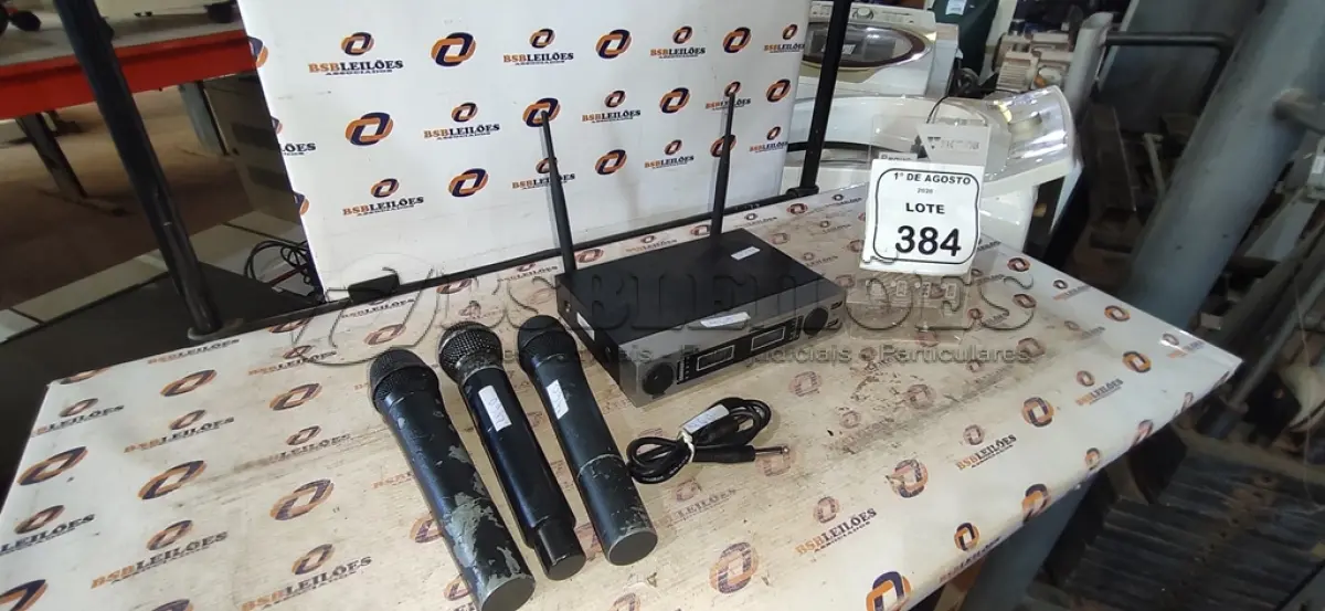 LOTE 384 - 03 MICROFONES E 01 RECEPTOR. (NO ESTADO) ATENÇÃO! FAZER A VISITAÇÃO ANTES DE ARREMATAR, NÃO SABEMOS SE FUNCIONA, LEILÃO NÃO TEM GARANTIA E NEM DEVOLUÇÃO, SUJEITO A POSSÍVEIS AVARIAS VISÍVEIS/OCULTAS E/OU AUSÊNCIA DE COMPONENTES.