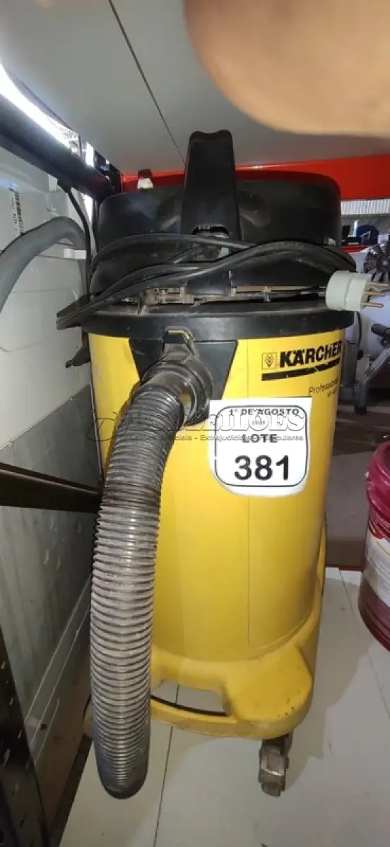 LOTE 381 - 01 ASPIRADOR INDUSTRIAL MODELO NT 48/1 MARCA KARCHER INCOMPLETO. (NO ESTADO) ATENÇÃO! FAZER A VISITAÇÃO ANTES DE ARREMATAR, NÃO SABEMOS SE FUNCIONA, LEILÃO NÃO TEM GARANTIA E NEM DEVOLUÇÃO, SUJEITO A POSSÍVEIS AVARIAS VISÍVEIS/OCULTAS E/OU AUSÊNCIA DE COMPONENTES.