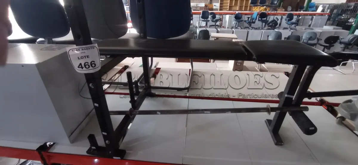 LOTE 466 - 01 BANCO DE MUSCULAÇÃO COM 01 BARRA. (NO ESTADO) ATENÇÃO! FAZER A VISITAÇÃO ANTES DE ARREMATAR, NÃO SABEMOS SE FUNCIONA, LEILÃO NÃO TEM GARANTIA E NEM DEVOLUÇÃO, SUJEITO A POSSÍVEIS AVARIAS VISÍVEIS/OCULTAS E/OU AUSÊNCIA DE COMPONENTES.