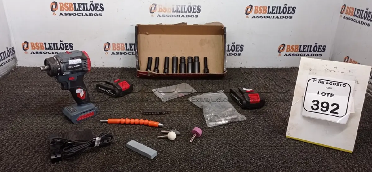 LOTE 392 - 01 PARAFUSADEIRA A BATERIA COM ACESSÓRIOS. (NO ESTADO) ATENÇÃO! FAZER A VISITAÇÃO ANTES DE ARREMATAR, NÃO SABEMOS SE FUNCIONA, LEILÃO NÃO TEM GARANTIA E NEM DEVOLUÇÃO, SUJEITO A POSSÍVEIS AVARIAS VISÍVEIS/OCULTAS E/OU AUSÊNCIA DE COMPONENTES.