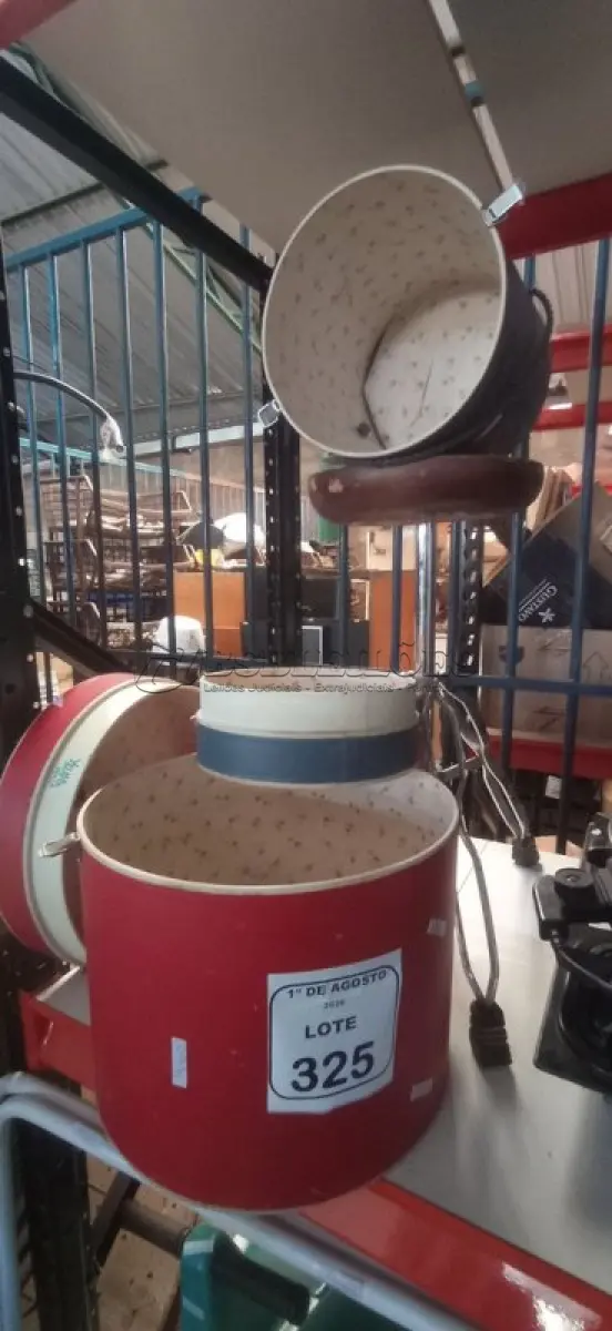 LOTE 325 - 01 BANCO DE BATERIA E 02 CAIXAS REDONDAS DECORATIVAS. (NO ESTADO) ATENÇÃO! FAZER A VISITAÇÃO ANTES DE ARREMATAR, NÃO SABEMOS SE FUNCIONA, LEILÃO NÃO TEM GARANTIA E NEM DEVOLUÇÃO, SUJEITO A POSSÍVEIS AVARIAS VISÍVEIS/OCULTAS E/OU AUSÊNCIA DE COMPONENTES.