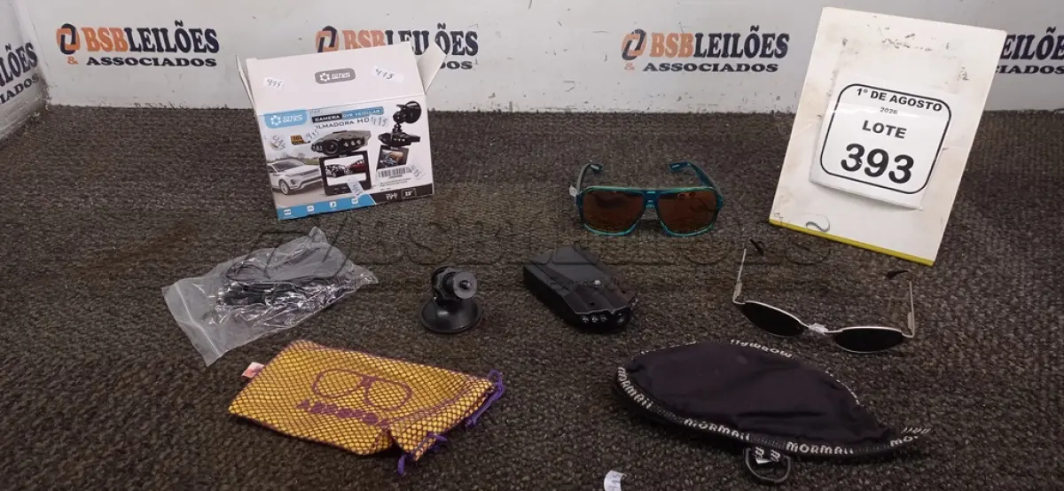LOTE 393 - 01 CÂMERA VEICULAR E 02 ÓCULOS DE SOL MARCAS ABSURDA CALIXTO E HOT BUTTERED. (NO ESTADO) ATENÇÃO! FAZER A VISITAÇÃO ANTES DE ARREMATAR, NÃO SABEMOS SE FUNCIONA, LEILÃO NÃO TEM GARANTIA E NEM DEVOLUÇÃO, SUJEITO A POSSÍVEIS AVARIAS VISÍVEIS/OCULTAS E/OU AUSÊNCIA DE COMPONENTES.