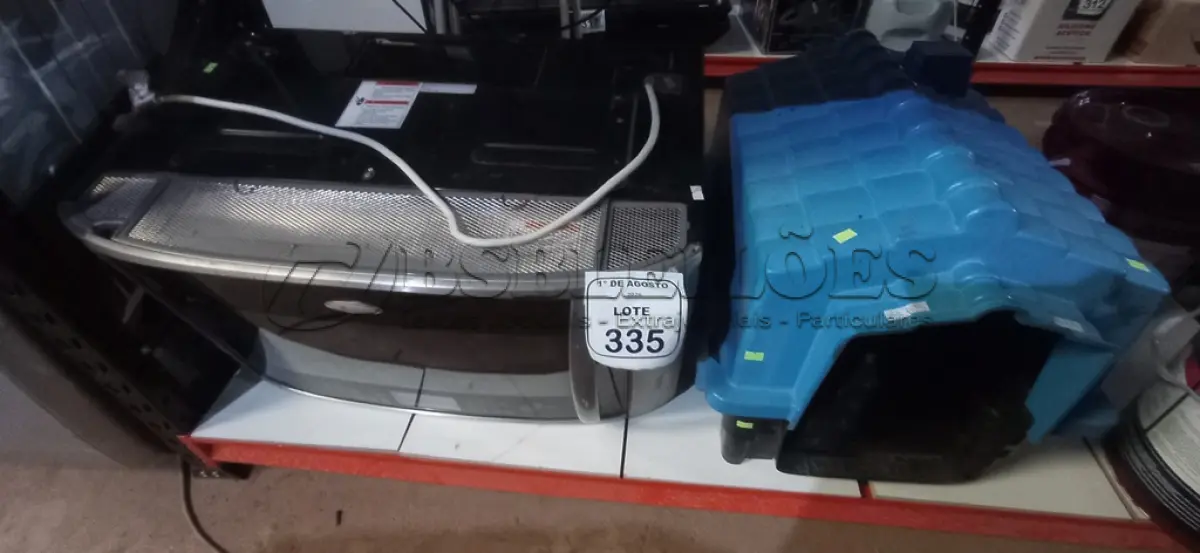 LOTE 335 - 01 MICRO-ONDAS MARCA WHIRPOOL E 01 CASINHA DE CACHORRO. (NO ESTADO) ATENÇÃO! FAZER A VISITAÇÃO ANTES DE ARREMATAR, NÃO SABEMOS SE FUNCIONA, LEILÃO NÃO TEM GARANTIA E NEM DEVOLUÇÃO, SUJEITO A POSSÍVEIS AVARIAS VISÍVEIS/OCULTAS E/OU AUSÊNCIA DE COMPONENTES.