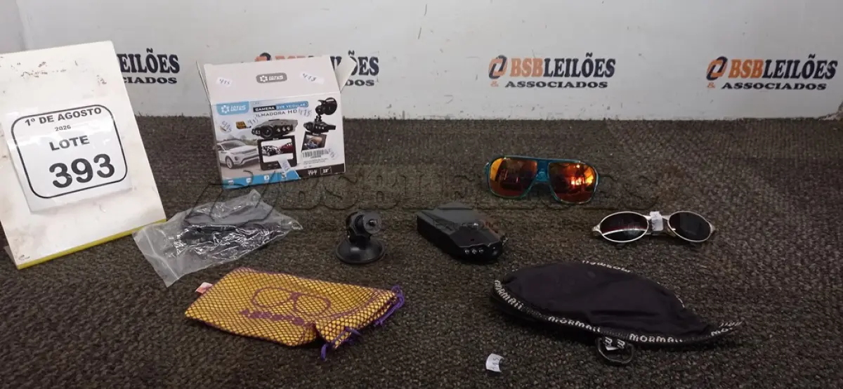 LOTE 393 - 01 CÂMERA VEICULAR E 02 ÓCULOS DE SOL MARCAS ABSURDA CALIXTO E HOT BUTTERED. (NO ESTADO) ATENÇÃO! FAZER A VISITAÇÃO ANTES DE ARREMATAR, NÃO SABEMOS SE FUNCIONA, LEILÃO NÃO TEM GARANTIA E NEM DEVOLUÇÃO, SUJEITO A POSSÍVEIS AVARIAS VISÍVEIS/OCULTAS E/OU AUSÊNCIA DE COMPONENTES.