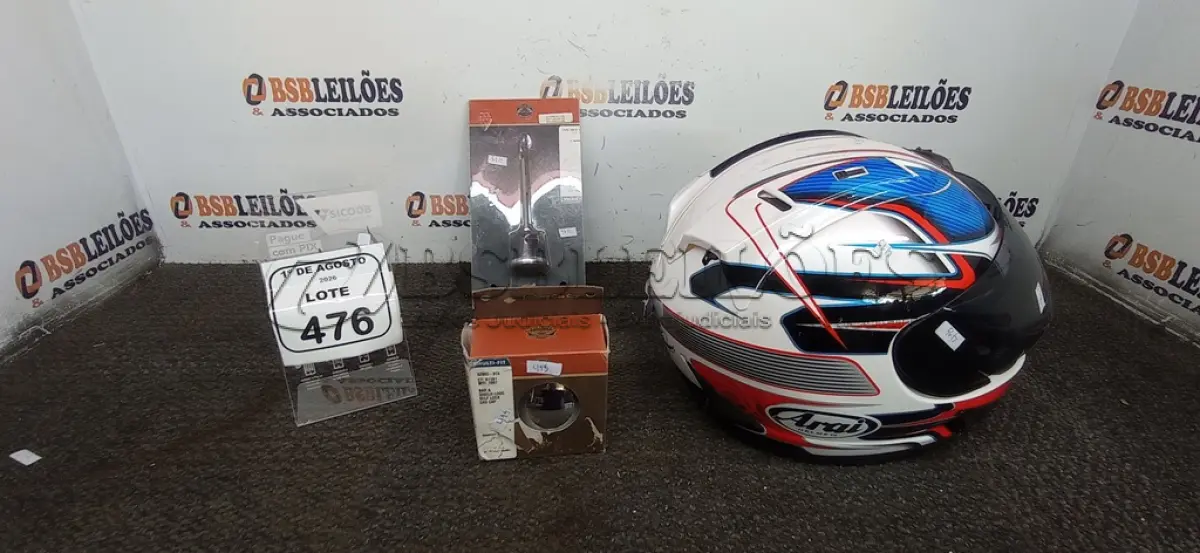 LOTE 476 - 01 CAPACETE 63 MARCA ARAI E 02 ACESSÓRIOS PARA MOTOS HARLEY DAVIDSON. (NO ESTADO) ATENÇÃO! FAZER A VISITAÇÃO ANTES DE ARREMATAR, NÃO SABEMOS SE FUNCIONA, LEILÃO NÃO TEM GARANTIA E NEM DEVOLUÇÃO, SUJEITO A POSSÍVEIS AVARIAS VISÍVEIS/OCULTAS E/OU AUSÊNCIA DE COMPONENTES.