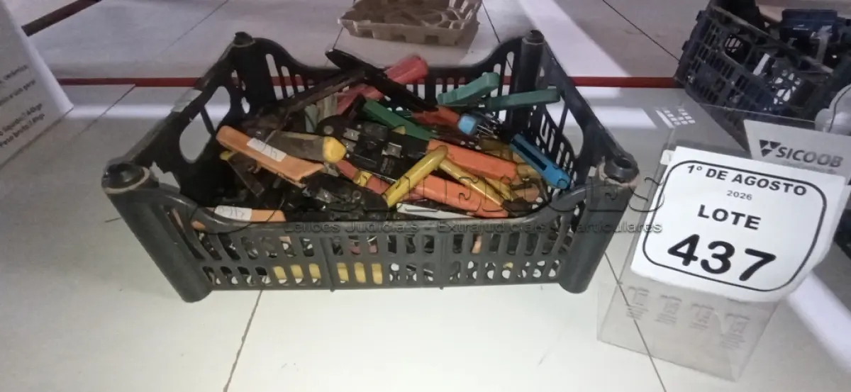 LOTE 437 - 01 CAIXA COM VÁRIOS ALICATES DE MARCAS E MODELOS DIVERSOS. (NO ESTADO) ATENÇÃO! FAZER A VISITAÇÃO ANTES DE ARREMATAR, NÃO SABEMOS SE FUNCIONA, LEILÃO NÃO TEM GARANTIA E NEM DEVOLUÇÃO, SUJEITO A POSSÍVEIS AVARIAS VISÍVEIS/OCULTAS E/OU AUSÊNCIA DE COMPONENTES.