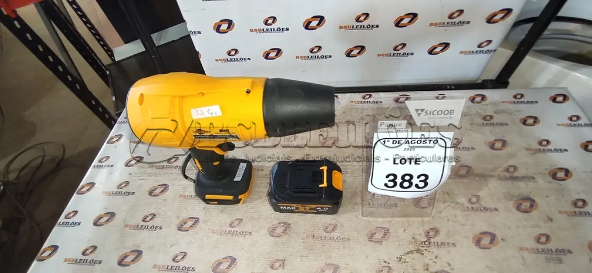 LOTE 383 - 01 SOPRADOR ELÉTRICO A BATERIA MARCA HOVI STAR. (NO ESTADO) ATENÇÃO! FAZER A VISITAÇÃO ANTES DE ARREMATAR, NÃO SABEMOS SE FUNCIONA, LEILÃO NÃO TEM GARANTIA E NEM DEVOLUÇÃO, SUJEITO A POSSÍVEIS AVARIAS VISÍVEIS/OCULTAS E/OU AUSÊNCIA DE COMPONENTES.