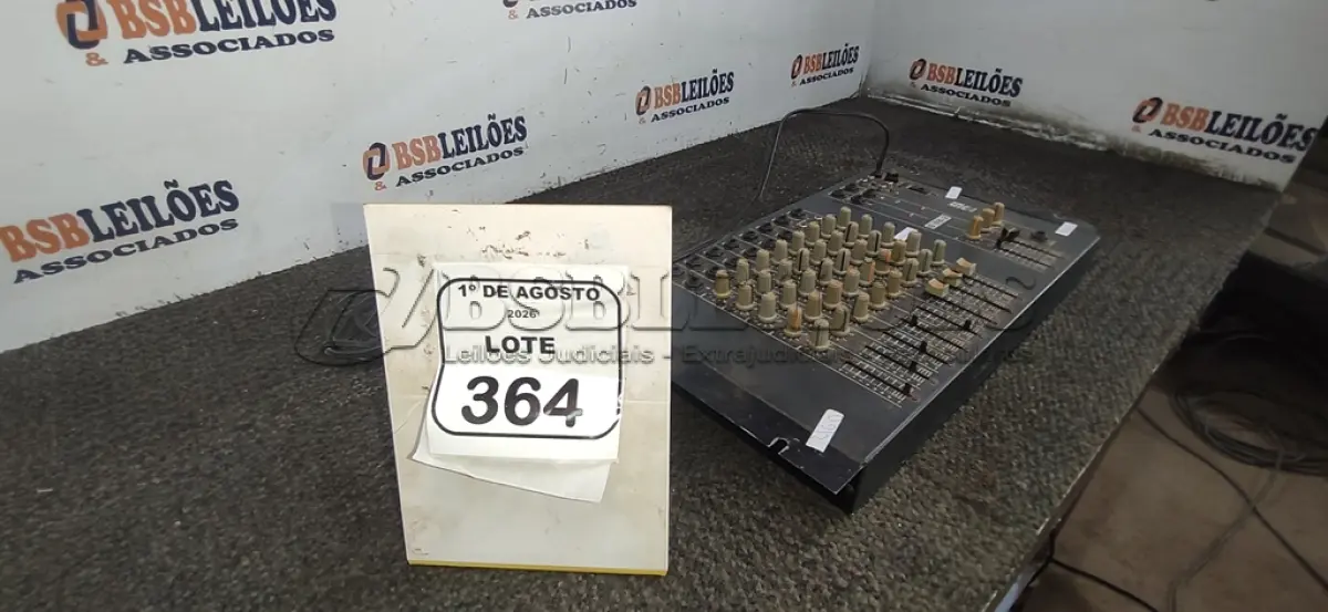 LOTE 364 - 01 MESA DE SOM MODELO S 08-2 MARCA STANER. (NO ESTADO) ATENÇÃO! FAZER A VISITAÇÃO ANTES DE ARREMATAR, NÃO SABEMOS SE FUNCIONA, LEILÃO NÃO TEM GARANTIA E NEM DEVOLUÇÃO, SUJEITO A POSSÍVEIS AVARIAS VISÍVEIS/OCULTAS E/OU AUSÊNCIA DE COMPONENTES.
