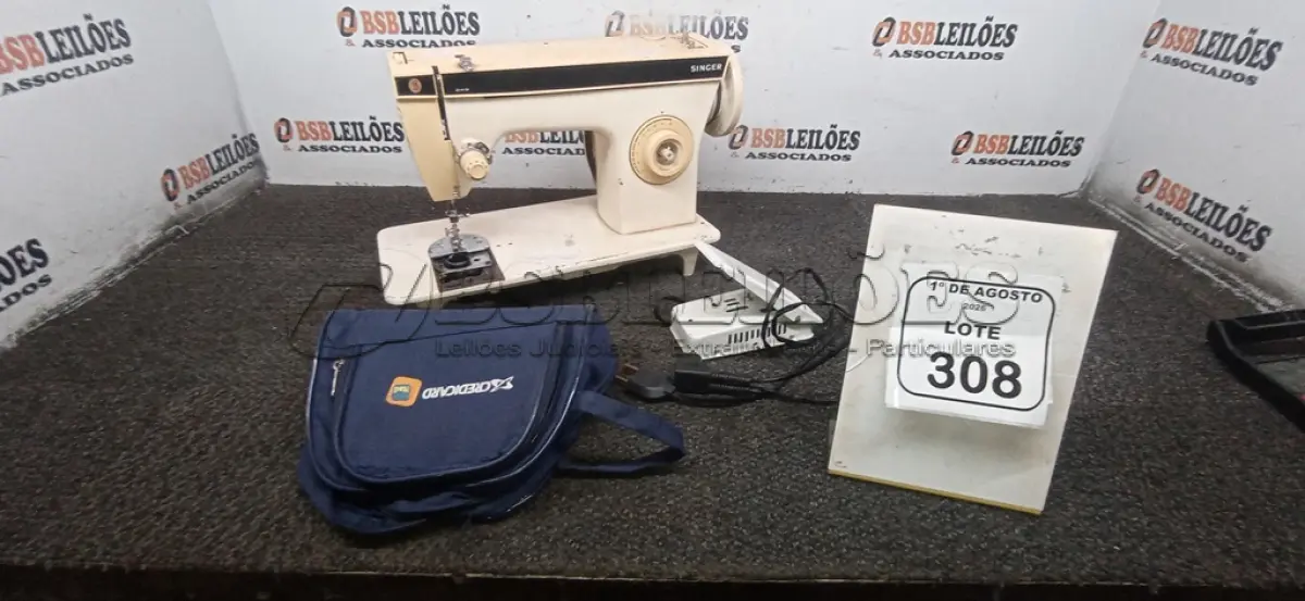 LOTE 308 - 01 MÁQUINA DE COSTURA MARCA SINGER. (NO ESTADO) ATENÇÃO! FAZER A VISITAÇÃO ANTES DE ARREMATAR, NÃO SABEMOS SE FUNCIONA, LEILÃO NÃO TEM GARANTIA E NEM DEVOLUÇÃO, SUJEITO A POSSÍVEIS AVARIAS VISÍVEIS/OCULTAS E/OU AUSÊNCIA DE COMPONENTES.