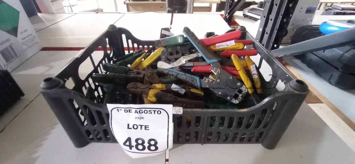 LOTE 488 - 01 CAIXA COM VÁRIOS ALICATES DE MARCAS E MODELOS DIVERSOS. (NO ESTADO) ATENÇÃO! FAZER A VISITAÇÃO ANTES DE ARREMATAR, NÃO SABEMOS SE FUNCIONA, LEILÃO NÃO TEM GARANTIA E NEM DEVOLUÇÃO, SUJEITO A POSSÍVEIS AVARIAS VISÍVEIS/OCULTAS E/OU AUSÊNCIA DE COMPONENTES.