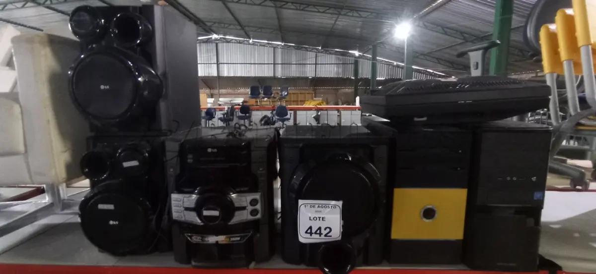 LOTE 442 - 01 APARELHO DE SOM COM 03 CAIXAS MARCA LG, 02 CPUS E 02 MONITORES DE MARCAS E MODELOS DIVERSOS. (NO ESTADO) ATENÇÃO! FAZER A VISITAÇÃO ANTES DE ARREMATAR, NÃO SABEMOS SE FUNCIONA, LEILÃO NÃO TEM GARANTIA E NEM DEVOLUÇÃO, SUJEITO A POSSÍVEIS AVARIAS VISÍVEIS/OCULTAS E/OU AUSÊNCIA DE COMPONENTES.
