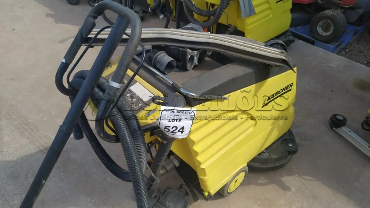 LOTE 524 - 01 MÁQUINA DE LAVAR PISO INDUSTRIAL MARCA KARCHER. (NO ESTADO) ATENÇÃO! FAZER A VISITAÇÃO ANTES DE ARREMATAR, NÃO SABEMOS SE FUNCIONA, LEILÃO NÃO TEM GARANTIA E NEM DEVOLUÇÃO, SUJEITO A POSSÍVEIS AVARIAS VISÍVEIS/OCULTAS E/OU AUSÊNCIA DE COMPONENTES.